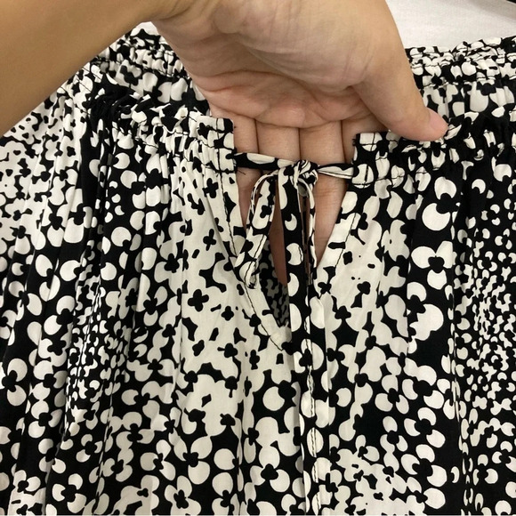 Talbots Black White Floral Tie Front Ultra Soft Rayon Blouse size Large - Picture 3 of 9